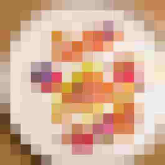 Gourmet-Teller mit Lachs, Gemüse und essbaren Blüten im Restaurant Gusto, Rauris.