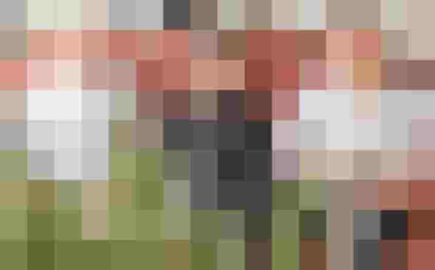 Drei Restaurantmitarbeiter sitzen entspannt auf einer roten Couch im Restaurant Gusto.