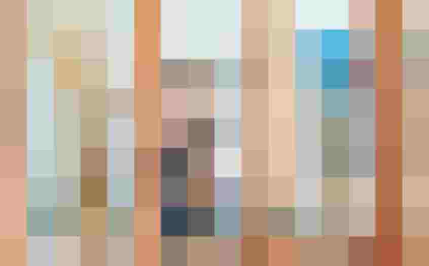 Lächelnde Kellnerin mit Dekoration aus Trockenblumen im Restaurant Gusto in Rauris.